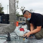 藝術(shù)家透過(guò)「洗洞」分別在地面鑿出六個(gè)洞，再運(yùn)用螺紋吊環(huán)固定，為確保藝術(shù)品安全坐落於此。
