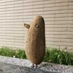 將這些原石創(chuàng)作成一隻隻逗趣、富有生命力的鳥(niǎo)兒，用藝術(shù)家的「鐵石心藏」展現(xiàn)每段故事的獨(dú)特之處。