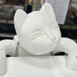 構(gòu)圖變?yōu)榱Ⅲw，透過保麗龍模型確認(rèn)肌理線條，琢磨表情細(xì)節(jié)，打造唯妙唯俏的藝術(shù)品。