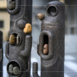 鐵雕藝術(shù)家－王忠龍化腐朽為神奇，結(jié)合舊五金與渾然天成的原石，譜下一曲「幸福樂章」。