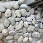 這些原石並非只是冰冷的礦石，而是帶有靈魂的存在，每一塊石頭都有它獨(dú)特的特質(zhì)，有的沉靜而深沈，有的活潑而生動(dòng)。