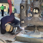 師傅燒焊鐵線進(jìn)行固定，確保藝術(shù)品安全穩(wěn)定的座落在此。