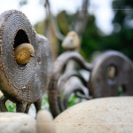 鳥兒穿梭在沉重的鐵件之中，呈現(xiàn)作品的趣味性與獨(dú)特性，賦予一股靈動的生命力。