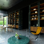 閱覽室-書牆為背景