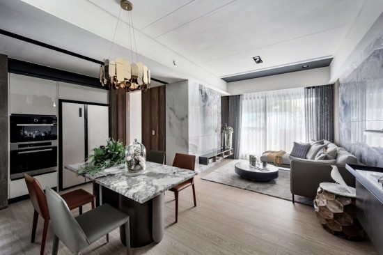 空氣中，綠林與湖濱共振出一陣陣微風，開窗後，旋即滲進這通透的空間裡，讓生活顯得更清新且有滋有味。