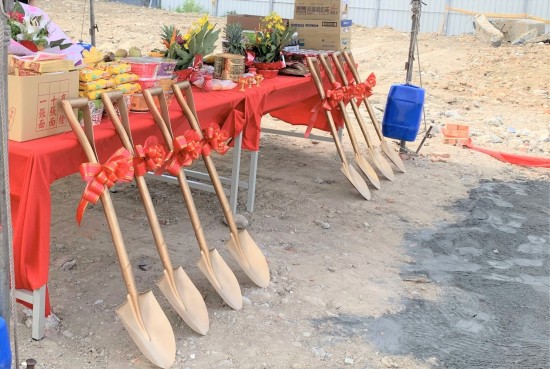 閃耀著金銅色光輝的開工鏟子，將剷出心中築夢(mèng)成真的美好願(yuàn)景。