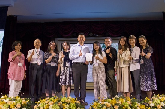 「用生命去影響另一個生命，是一件很美好的事」，感謝公益的路上有一群張老師們的陪伴。圖為新業(yè)建設(shè)楊世偉經(jīng)理（圖中）頒發(fā)聘書給張老師群。