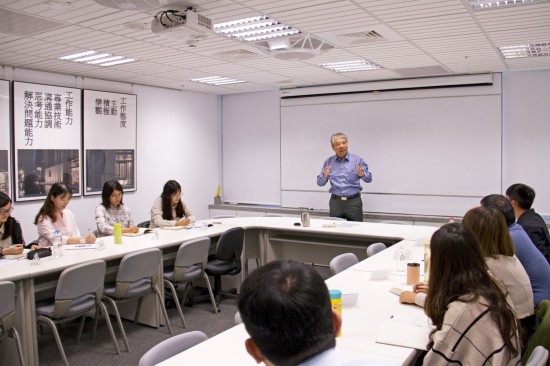 新業(yè)建設名譽董事長穆椿松先生（圖中），親自教導新業(yè)的文化與理念，期盼在座同仁以這份職人哲學為念，持續(xù)傳遞下去。