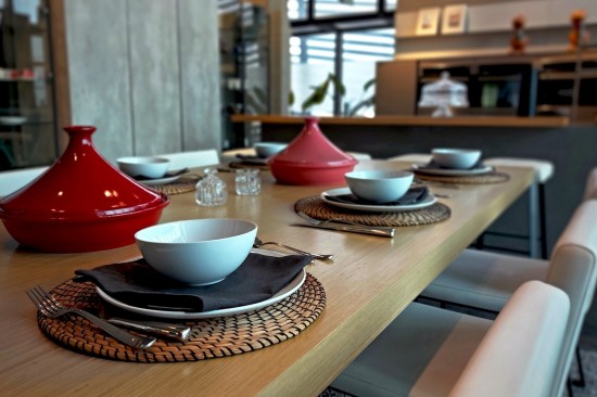 和諧是美學的必要條件，就像一道料理上菜時，人們會注意到擺盤。餐廚的空間規(guī)劃也是一樣，廚具的擺放、餐廚空間的調和，皆是美學的講究之處。