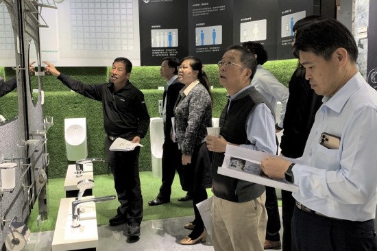 沐浴時光能開啟與自己的一段對話，根據(jù)人體工學(xué)的舒適度，選材的標(biāo)準(zhǔn)，找到適合且舒心的衛(wèi)浴設(shè)備。（圖右二為新業(yè)建設(shè)卓勝隆董事長）