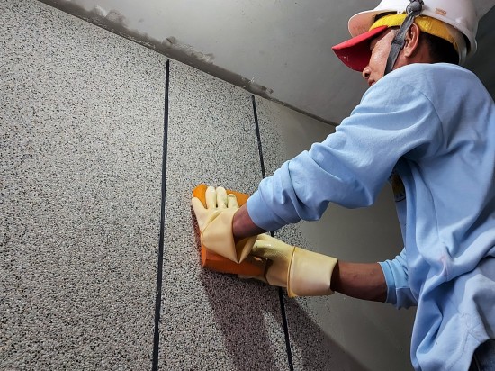 抿石子工法雖較為費工費時，但成果不僅增添多樣化的表情，也可防水並避免剝落。職人細膩的擦拭著，這份用心是讓泥作工程更有質(zhì)感的關(guān)鍵。