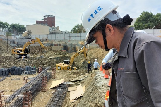 藝術(shù)家王忠龍聽著石頭們要與他說的故事，透過製作過程與他們對(duì)話，譜出每一段獨(dú)一無二的樂曲。