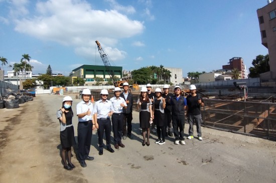 新業(yè)更璀璨的未來，會在你我並肩同行的道路上，逐步實現(xiàn)。