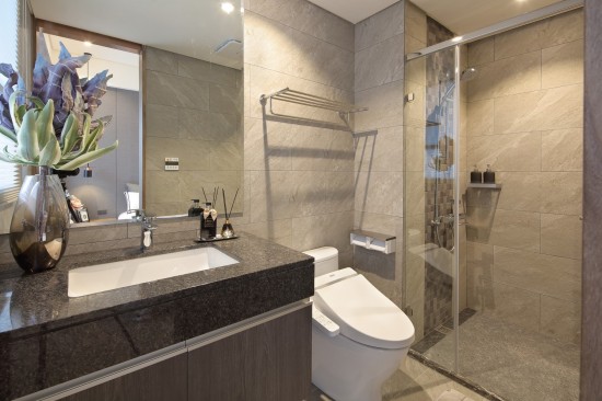 易清潔不卡垢的洗手檯面，搭配下方完整的收納空間，暖心的乾溼分離設(shè)計(jì)，讓整個(gè)衛(wèi)浴空間乾爽、舒適、宜人。