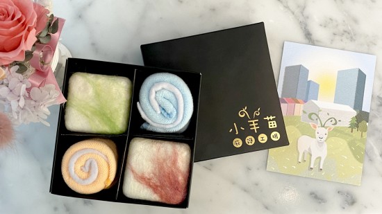 羊毛皂由小羊苗庇護工場內的身心障礙員工獨立完成，作畫般揮灑而成的創(chuàng)意，絲絲羊毛如一抹夕陽雲彩般的色調。