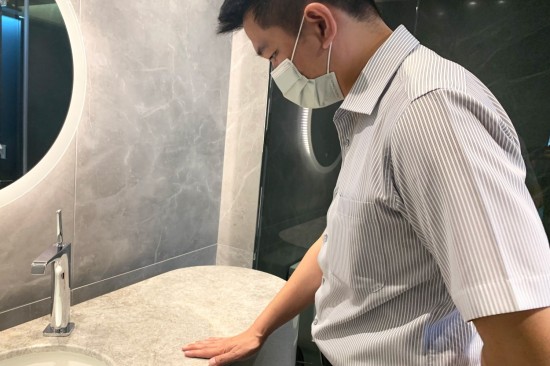 生活質(zhì)感需要細(xì)細(xì)品味，輕觸材質(zhì)質(zhì)地，觀察設(shè)計調(diào)性、紋路，職人細(xì)細(xì)琢磨，以講究打造生活，感受肌膚觸感最佳的質(zhì)地。