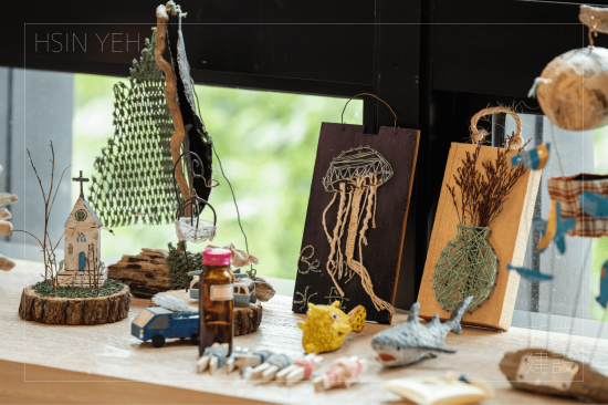 那些在海上漂流的浮木、浮球、漁網(wǎng)等等的海洋廢棄物，只要加上一點巧思就能製成創(chuàng)意支架、精美的吊牌、小巧精緻的美麗花器及更多更美麗的海廢作品，藉著老師的雙手，給予了這些海廢品全新的面貌。