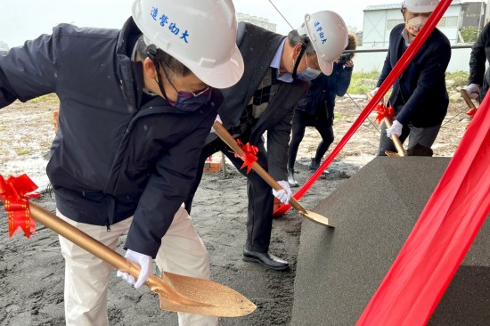 新業(yè)建設(shè) 穆椿松名譽董事長(左二)、卓勝隆董事長(左一)帶領(lǐng)新業(yè)團隊，齊心共喊「開工大吉」。以金鏟鏟起沙堆，象徵工程進度平安順利，新業(yè)重視每個新案的起頭，勤懇踏實地為未來種下一個成家夢。