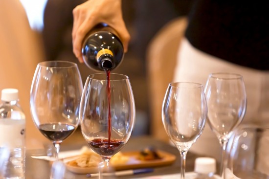 源自於墨西哥海岸的暖洋，繞過半個地球來到另一端北緯45度，灌溉大地，化作經(jīng)典的杯中佳釀。而歷史上女爵的聯(lián)姻、日不落帝國的發(fā)揚，讓波爾多紅酒登場之後，成為千年不滅的網(wǎng)紅，聞名遐邇。