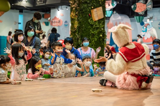 跟著音符動(dòng)起來(lái)，感受旋律的擺動(dòng)，2022新業(yè)童話節(jié)，開(kāi)啟了一場(chǎng)奇妙森林裡的音樂(lè)派對(duì)。