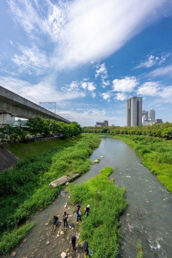 河流孕育人文，淵源流長的筏子溪，過去主要提供臺中五大圳的灌溉，少了三面光的水泥化人為整治，回到原始自然生態(tài)的共存模式，藍天與綠意相佐為美麗風(fēng)景。