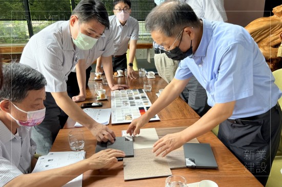 新業(yè)職人近乎苛求的眼光一一品鑑，廚具板材的各項細(xì)節(jié)，除了材質(zhì)優(yōu)劣判斷，更需要統(tǒng)整美感趨勢，平衡美觀與實用性。（圖右為卓勝隆董事長、圖左一為簡福榮總經(jīng)理、圖左二為邱正光副總經(jīng)理）