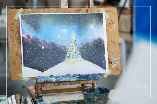 暖陽(yáng)映照，相聚於此，12月初與家族來(lái)場(chǎng)畫布裡的聖誕，提前感受節(jié)日氛圍，繪出屬於自己獨(dú)特的聖誕禮物。