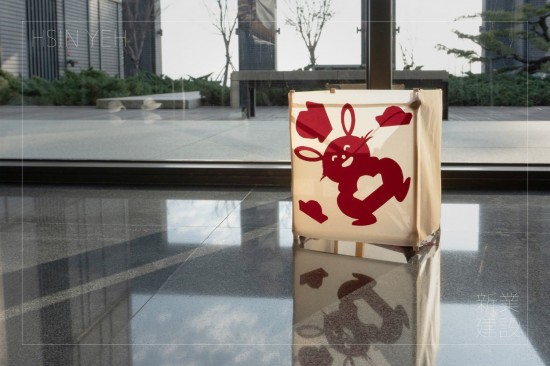 以剪紙裝飾燈籠，是古人對照明的創(chuàng)意，在白日陽光穿透鏤空處，與光影共舞，也
別有一番風(fēng)味。