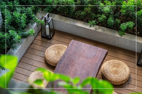 新業(yè)為城市築起一座森鄰，四季合院以四季為設(shè)計(jì)主題的露臺(tái)，不同的主題造景與高度視野，創(chuàng)造各具特色的空間感受，歡迎住戶走出家門，與鄰里在此一同小歇談心，就像是過(guò)去三合院前的「埕」，總是滿載著人們的笑語(yǔ)，和溫暖人情。