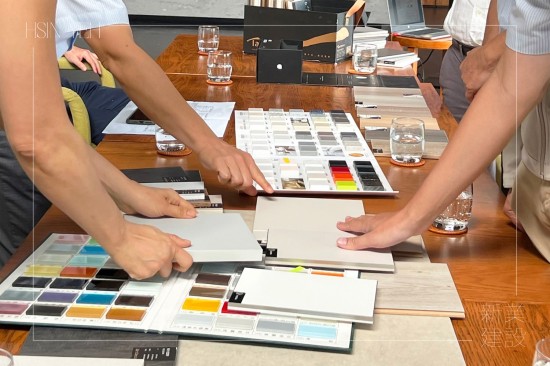 透過指尖觸摸面板，感受肌理、紋路、質感，甚至板材韌度上的差異，感受每一份細節(jié)。