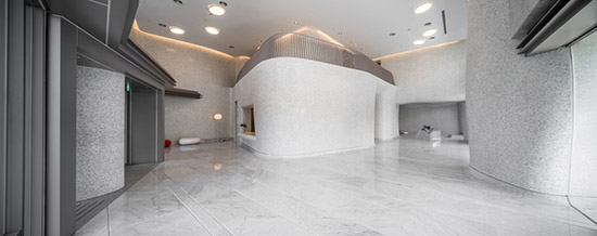 新業(yè)觀峰大廳，將曲牆、曲柱的元素揉入結(jié)構(gòu)體