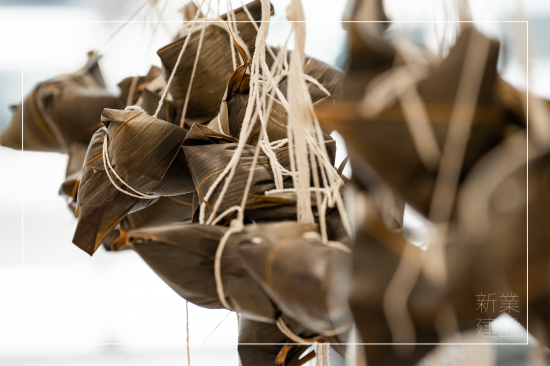 五月五，過端午，一串串的粽子，來自新業(yè)各部門同仁的雙手，上百顆的暖暖心意，全數(shù)捐給 ＃甘霖基金會 。