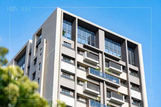 抬頭仰望，整齊劃一的磚瓦線條，工藝美學(xué)，展露的藍(lán)天，形成一幅壯觀的綺麗畫面。(圖為 新業(yè)–築願景 實景圖)