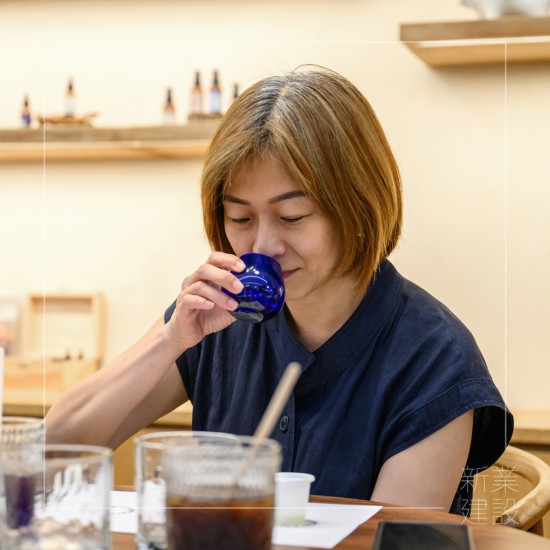 藉由手的溫度溫杯並輕輕搖晃，細(xì)聞橄欖油的果香味，含一口在口中，細(xì)品天然橄欖油所具備的果香味、苦味以及辣味。