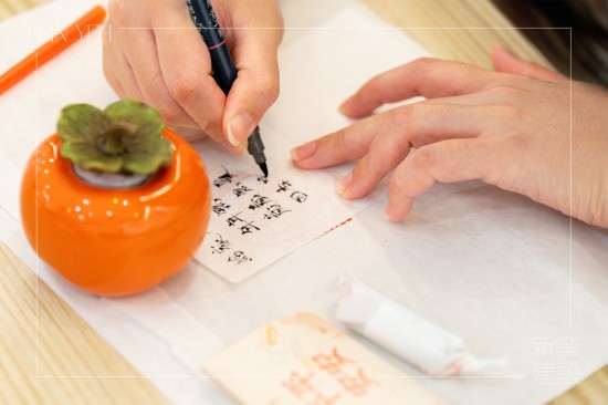 字字句句寫下對家人、好友，或是自己的祝福，將所有的美好封存在此刻，為生活留下印記，增添另一份溫度的回憶。