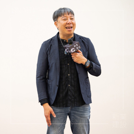 歐耶老師用說(shuō)故事、演喜劇、辦講座等形式，將即興的快樂(lè)感動(dòng)傳遞給更多人，讓大家在笑聲中，找回愛(ài)自己的能力。