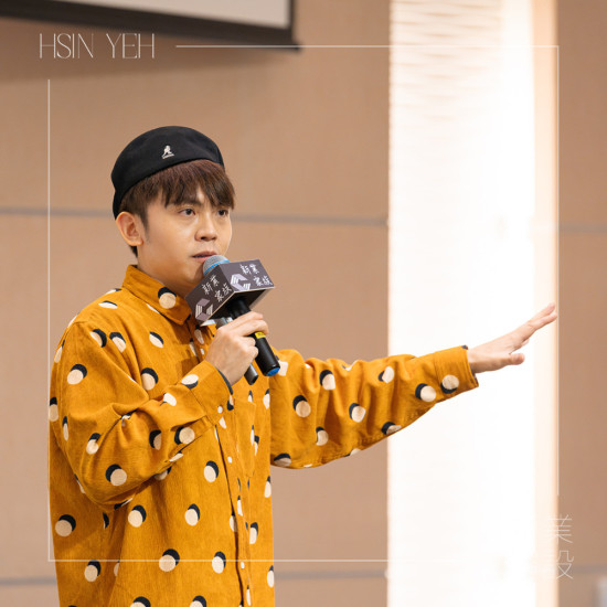 喜劇、脫口秀演員－黃豪平，從模仿出道到接下主持棒，不再只是模仿別人的聲音，而是讓人聽(tīng)見(jiàn)他的聲音，用流暢的口條及機(jī)智的反應(yīng)，搭起屬於自己的舞臺(tái)。