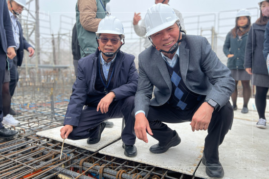 新業(yè)建設(shè)創(chuàng)辦人穆椿松先生(圖右)與卓勝隆董事長(zhǎng)(圖左)共同扎緊「噴金漆鋼筋」，為上樑儀式注入最深切的期盼。