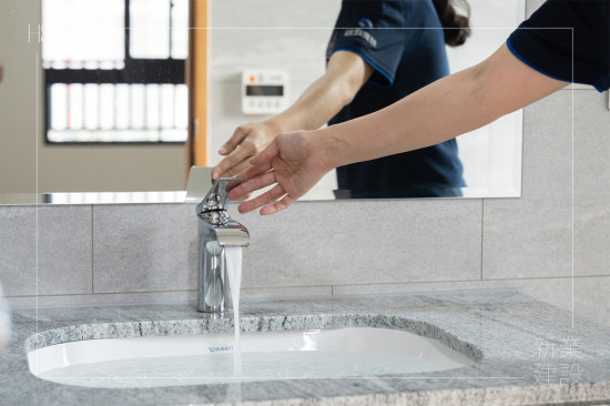 驗(yàn)屋環(huán)節(jié)DNA-將水裝滿下嵌式面盆，測(cè)試面盆周邊接縫處及下方排水管路，是否有滲漏的現(xiàn)象發(fā)生。