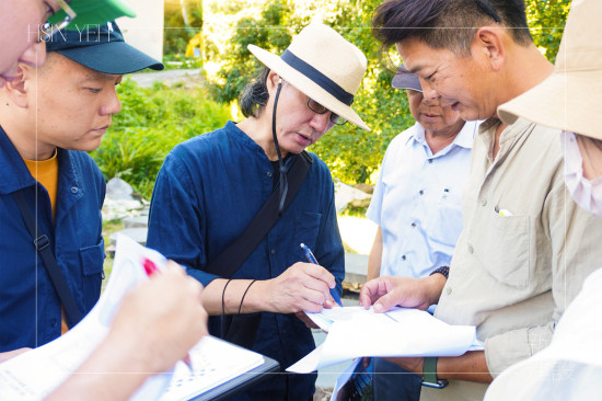 楊家凱建築師(圖中)與新業(yè)建築團(tuán)隊(duì)、景觀設(shè)計(jì)團(tuán)隊(duì)，親自到南投、彰化挑選適合的景石與樹(shù)種。