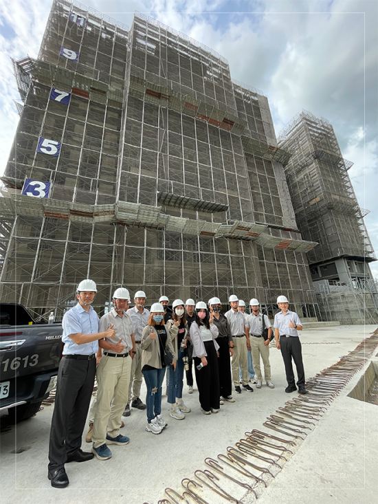 盛夏七月實(shí)際到工地場(chǎng)勘，了解新業(yè)秉持安全、品質(zhì)第一，紮穩(wěn)每個(gè)馬步，感恩住戶將〝家〞託付給新業(yè)。(圖為 臺(tái)中十四期-大塊森濤工地)