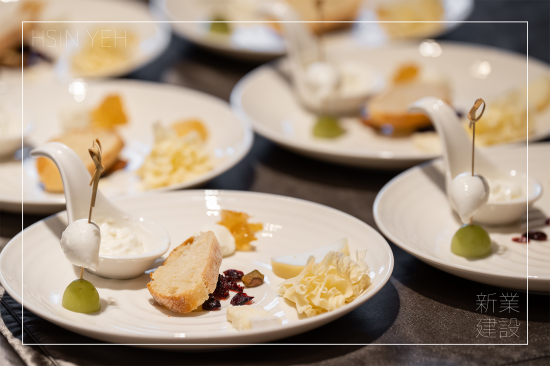 品嚐7款乳酪，從清新到濃郁，風味層次變化，分享臺灣在地新鮮乳酪與熟成乳酪的差別，並搭配佐料，提升食物的口感風味。