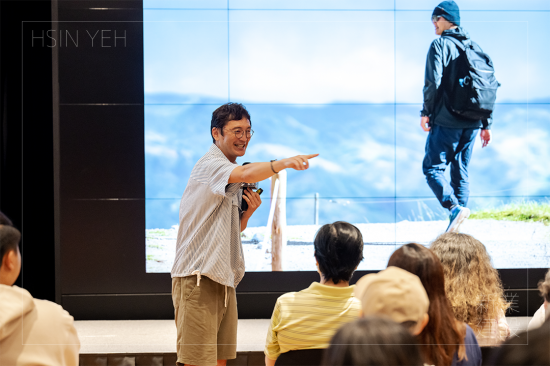 誤打誤撞，踏上郵務(wù)人生的差差，八年前無心插柳的照片卻意外在網(wǎng)上爆紅，超過萬人透過他的鏡頭，追蹤著他所看見的臺南。