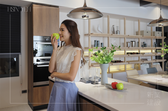開放式中島（kitchen island）設(shè)計(jì)，善用廚房空間，高度、檯面及插孔的客製化選擇，讓廚房操作起來更加便利時(shí)尚。