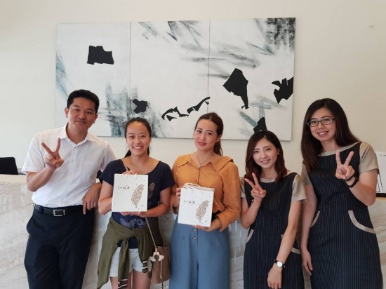 插畫家 邱馨怡 Cinyee Chiu (左二)與妹妹(左三)前來分享『新業(yè)， 一畝田』之喜悅。