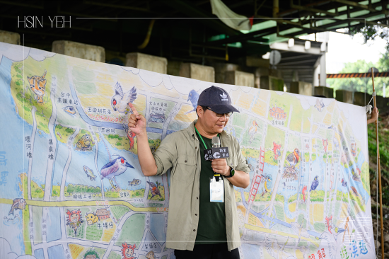 由荒野志工開場，講解筏子溪多元豐富的生態(tài)，用可愛繪圖的方式讓大朋友小朋友聽得意猶未盡。