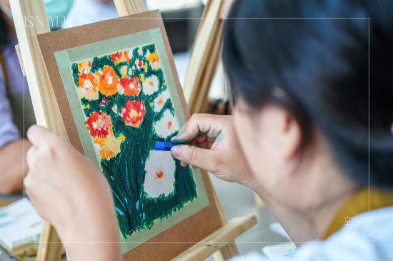 搭配不同顏色和軟硬度的油畫棒，可以創(chuàng)造出立體感和紋理肌理感，看似油畫的厚塗立體，描繪著花草的一動(dòng)一靜，彷彿頃刻間漫步在花草叢中。