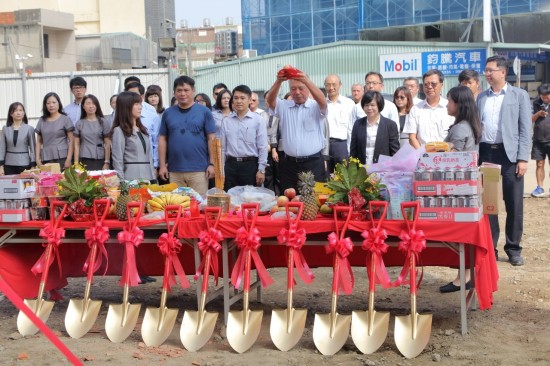 新業(yè)大家長(zhǎng) 穆椿松榮譽(yù)董事長(zhǎng)(左一)為首，新業(yè)【築之細(xì)道】同仁誠(chéng)心祈請(qǐng)土地神，保佑施工過(guò)程的順?biāo)?，奠基順利大吉?>
										<div   id=