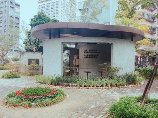 採(cǎi)用既有圓弧的搶眼造型加上綠意的點(diǎn)綴，如童話故事屋般討喜有趣。