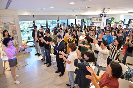 「左拍拍、右拍拍…」這樣的拍手操有助於預(yù)防失智癥，下次遇到值得開心與肯定的事，記得不吝借出您的雙手喔！